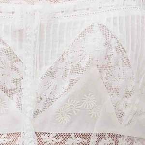 Vestido mini halter plisado con bordado floral personalizado y encaje, de alta calidad, 100% algodón bordado. - Product Image 5