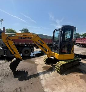 Miniexcavadora Komatsu PC30 usada, equipada con cabina completamente cerrada, ideal para paisajismo, obras municipales y construcción agrícola. - Product Image 1