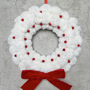 Guirlandes de Noël modernes faites à la main avec des pompons rouges en forme de baies, décorations et supports pour portes extérieures - Product Image 2