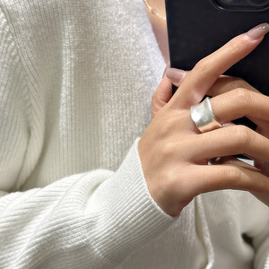 แหวนเงินแท้ 925 ดีไซน์เก๋ ปรับขนาดได้ น้ำหนักเบา วงกว้าง รูปทรงไม่สมมาตร เหมาะสำหรับใส่ทุกวัน เครื่องประดับสไตล์มินิมอลทันสมัย - Product Image 3