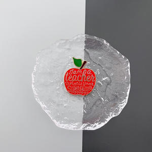 Broche créative en métal motif pomme, décoration de <span class=keywords><strong>sac</strong></span> <span class=keywords><strong>à</strong></span> <span class=keywords><strong>dos</strong></span>, cadeau <span class=keywords><strong>pour</strong></span> la Fête des Enseignants, épinglette en émail, badge métallique <span class=keywords><strong>pour</strong></span> la Semaine de la Reconnaissance des Enseignants - Product Image 3