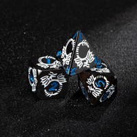 Ensemble de 7 dés de couple DND personnalisés en métal noir gravé avec incrustation bleue, avec sac de rangement pour dés polyédriques RPG pour Dungeons & Dragons