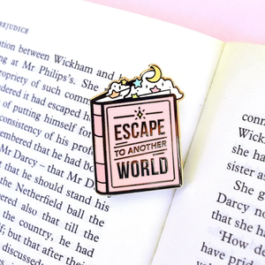 Escape to Another World Book Pin en émail dur Book Lover Gift Reader Metal Accessory Badge - Product Image 2