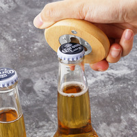 Vente en gros mini ouvre-bouteille rond en acier inoxydable aimants pour réfrigérateur cadeaux LOGO personnalisé ouvre-bouteille de bière en bois