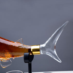 Bouteille de vin en verre en forme de requin à haute teneur en borosilicate faite à la main en gros d'usine - Product Image 4