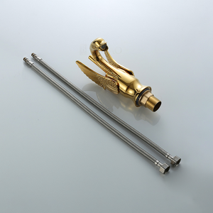 Grifo de Lavabo de Lujo con Doble Manija Artística, Diseño de Cuello de Cisne Dorado, en Latón - Product Image 5