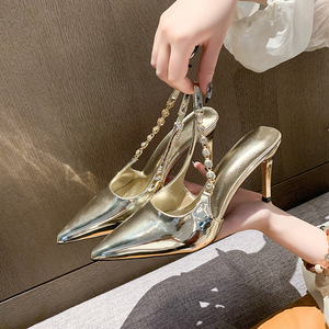 Sandales pour femmes de haute qualité, à bout pointu, fines, à talons hauts, avec décorations en chaîne et talons apparents. Tendance et sexy. - Product Image 4