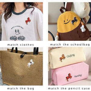 Levendige 3D paardenthema UV-geprinte zinklegering emaille pin, casual wear rugzakdecoratie, promotioneel cadeau, groothandel, bulkbestelling - Product Image 3