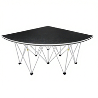 Table triangulaire RK avec pieds pliants en aluminium et plateau noir