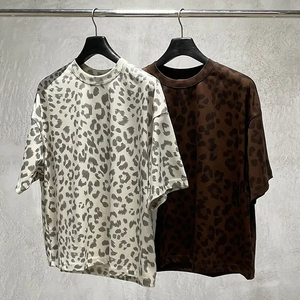 T-shirt <span class=keywords><strong>Crop</strong></span> <span class=keywords><strong>Top</strong></span> da Uomo con Stampa Leopardata, Eco-Friendly, Vestibilità Boxy, in Tessuto Lavorato a Maglia da 240 Grammi, Casual, Stile Hip Hop, Stampa Serigrafica - Product Image 1