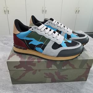 Zapatos Deportivos de Marca de Lujo para Parejas de Diseñadores Nuevos con Diseño de Cinta y Patrones de Grafiti - Zapatos de Patinaje Modernos y Versátiles - Product Image 5