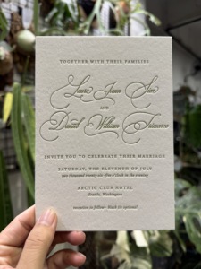 Invitación de Boda con Estampado de Vainilla y Flores Verdes en Relieve, Tarjeta de Felicitación Impresa en Papel de Algodón con Estampado Dorado y Logotipo Personalizado - Product Image 5