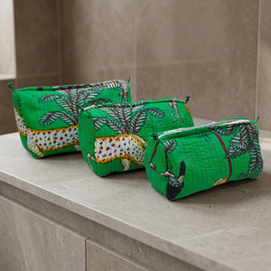 Kit de voyage matelassé en tissu de coton léger et écologique Green Jungle Dot - Audacieux et aventureux - Product Image 4