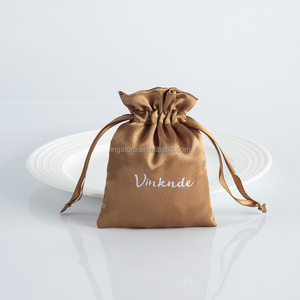 Sacs en satin personnalisés bon marché de 9x12 cm, couleur marron, avec logo, pour bijoux, emballage cadeau en satin de soie avec cordon de serrage pour montre - Product Image 3