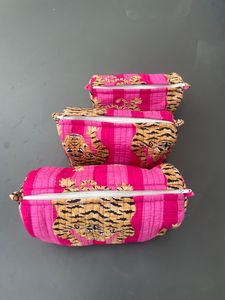 Juego de Tres Bolsos Tote Acolchados con Estampado de Tigre Rosa para Mujer, con Cierre de Cremallera, Bolsas de Maquillaje Modernas para Uso Diario en Todas las Temporadas - Product Image 1