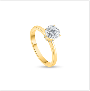 Bague solitaire Moissanite ronde élégante avec des broches solides et une finition lisse conçue pour le glamour quotidien de l'Inde - Product Image 1