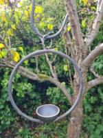 Mangeoire à oiseaux suspendue en métal brut Oniya décor de jardin industriel minimaliste surélevé pour oiseau sauvage Avery