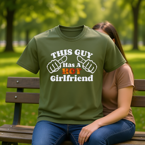 Camiseta con la frase "Este chico tiene una novia guapa", regalo divertido de aniversario para novio, camiseta para el Día de San Valentín - Product Image 3