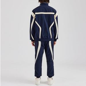 Chaqueta Ligera de Nailon con Logotipo Personalizado, Cuello Alto, Paneles en Contraste, Parche de PU, Puños con Cierre, Pantalones Deportivos Holgados con Cierre Elástico - Product Image 4