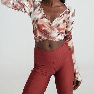 Conjunto de yoga envolvente de manga larga personalizable con pantalones acampanados de cintura alta para gimnasio y fitness OEM Activewear - Product Image 4