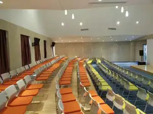 Комфортный пластиковый стул для конференций