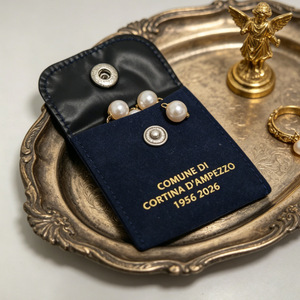 Pochette à bouton-pression en velours bleu marine avec logo personnalisé recouvert de PVC pour l'emballage de bijoux et le rangement de montres - Product Image 3