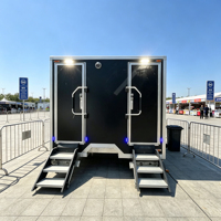 Remorque WC mobile noire avec porte privée verrouillable, éclairage réfléchissant et 2 cabines de douche pour camping de nuit
