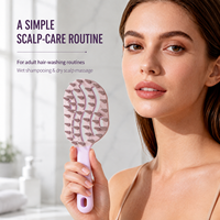 Brosse de massage du cuir chevelu à long manche en gros avec poils en TPE, brosse de lavage des cheveux ventilée en PP pour le soin du cuir chevelu humide et sec