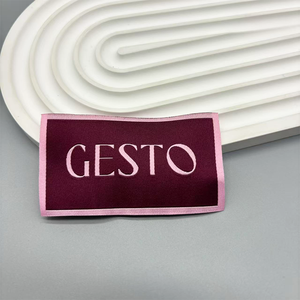 Etiquetas de Ropa Bordadas de Lujo con un Logotipo Personalizado en Dorado Brillante, Ecológicas y de Alta Calidad para Camisas y Jeans - Product Image 3