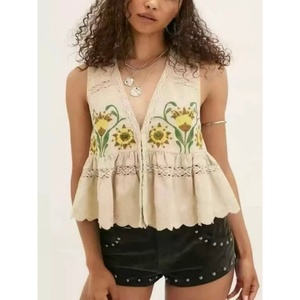 Camiseta sin mangas retro para mujer con bordado floral pesado, cuello en V profundo y ribete de encaje - Product Image 1