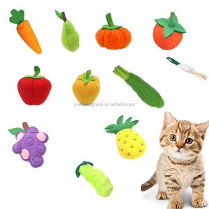 Jouet en peluche pour chat mignon et écologique - Forme de légume ou de fruit, coloré, réaliste, avec papier froissé et herbe à chat, jouet pour animaux de compagnie personnalisable en couleurs - Product Image 1