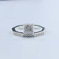 Bague Madonna audacieuse géométrique entièrement pavée de moissanite, ton argenté, tendance, pour femme, idéale pour les soirées et cocktails, accessoire de style affirmé, cadeau