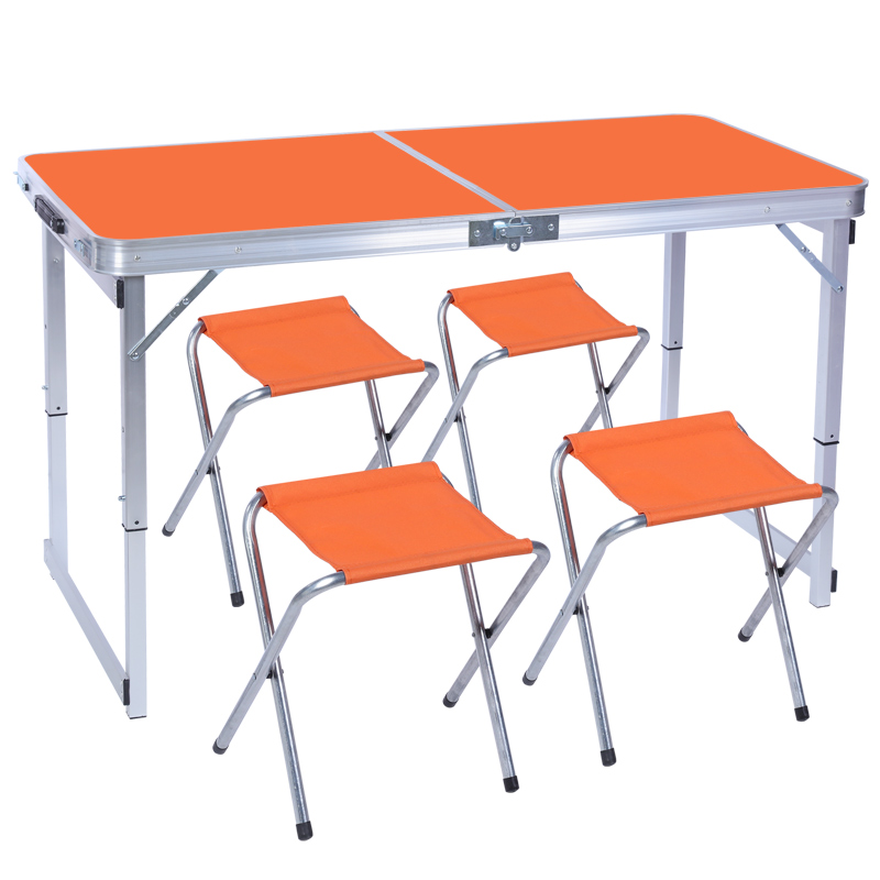 Une table avec quatre tabourets