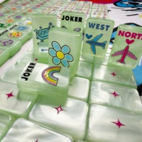 Set Mahjong Harga Grosir Pabrik |   Set Hadiah Permainan Mahjong Premium Amerika dengan Desain Pop Art Hijau Mint dan Logo Kustom