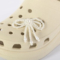 Breloques en plastique nacrées en forme de nœud et de rose pour sabots, décorations de chaussures à chaîne détachable, accessoires DIY pour Crocs