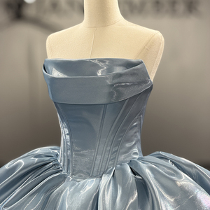 Vestido de Quinceañera Azul Brillante Satinado con Flores 3D, Modelo 8521 - Product Image 5