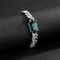 Bracelet chaîne en or pour homme avec pendentif émeraude et glace éclatante