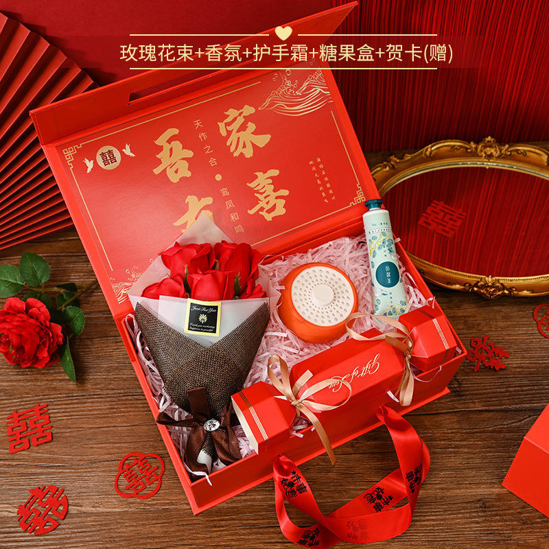 [Boîte à bonbons de mariage crème pour les mains parfumée aux fleurs] Ensemble de quatre pièces avec une boîte rouge en forme de kakis symbolisant la bonne fortune.