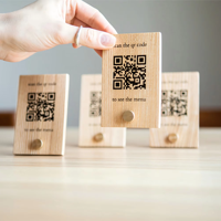 Menu en bois minimaliste avec code QR, gravure personnalisée de logos et d'images pour restaurants, bars, boissons, aliments, codes QR sur pied, menus de table