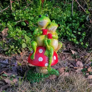 Patung Taman bentuk kodok dekorasi luar ruangan Resin pasangan katak duduk di patung jamur kerajinan resin mode