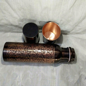 Ensemble de bouteilles en cuivre antique gravé à motifs floraux, oxydé, avec de grands gobelets – Design luxueux, cadeau décoratif - Product Image 1