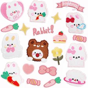 Patch thermocollant en feutre non tissé entièrement brodé avec motif lapin blanc, nœud et carotte, en fil de polyester, pour vêtements et chapeaux - Product Image 1