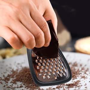 مجموعة أدوات المطبخ 6 قطع تشمل مقشرة فواكه وخضروات وجبن وشوكولاتة وفتاحية زجاجة قطاعة بيتزا مطحنة زنجبيل - Product Image 4