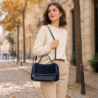 Sac à main vintage en cuir suédé avec poignée supérieure, sac à bandoulière à rabat en suédine véritable, logo personnalisé, rivets, sac à pompons, vente en gros directe usine