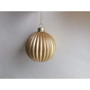 Boule de Noël en verre dorée avec décorations scintillantes, diamètre 8CM - Product Image 1