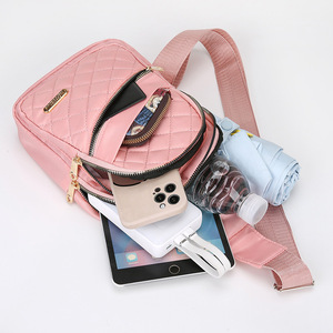 Sac de Poitrine Matelassé Rose pour Femme Grande Capacité Sac Bandoulière Zippé Portable Tenues Quotidiennes Été 2025 - Product Image 1