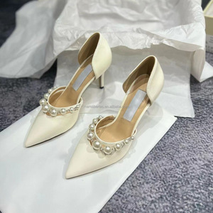 รองเท้าส้นสูงหัวแหลมหนังสิทธิบัตรของผู้หญิงรองเท้าส้นสูงแบบมีสายรัดมุกจากนักออกแบบคุณภาพสูงพร้อมพื้นรองเท้าหนังแท้ - Product Image 5