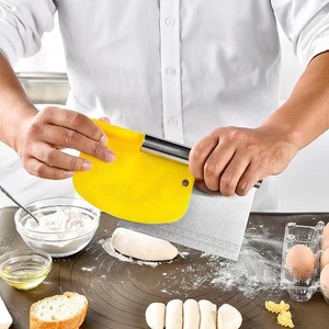 Raspador de cocina 2 en 1, raspador de masa de acero inoxidable y juego de raspador de tazón de PE con medición - Product Image 5