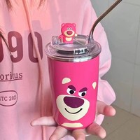 Tasse à paille en acier inoxydable isolée à l'ours fraise de style dessin animé tasse à café de bureau portable de grande valeur avec paille pour les enfants