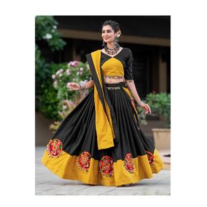 Chaniya choli ประเพณีและบรรยากาศการ์บ้ากับชุดทำงานสีดำ-เหลืองสำหรับงานแต่งงานและงานเทศกาลจากอินเดีย - Product Image 1